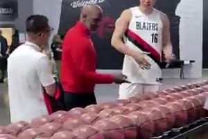 楊瀚森特別熟練的和比盧普斯打招呼，看來英語和社交能力都提升不少