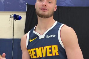 和濃眉再聚首！拉塞爾身披獨行俠5號球衣拍攝定妝照