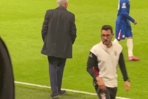 穆里尼奧的名字在斯坦福橋響起，穆帥以飛吻回應(yīng)球迷??