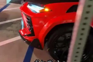 忙碌了一天的東契奇獨(dú)自坐在車?yán)锼⑹謾C(jī)