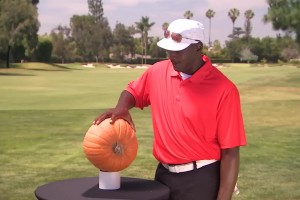 看看喬丹的大手有多離譜：單手輕松抓起一個南瓜！小卡能否一戰(zhàn)？