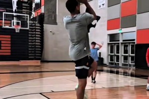 布克不是說下個科比嗎？楊毅：他沒有科比的身體素質(zhì)和強硬的球風