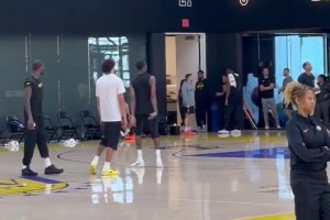 湖人隊內(nèi)訓(xùn)練，中鋒全在練三分，斯瑪特也在單獨加練三分