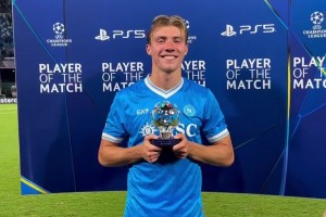 曼聯(lián)出品必屬精品！霍伊倫當選全場領取獎杯??