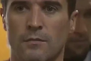 回想當(dāng)年基恩沒有等待裁判，直接沖上球場，全隊(duì)也跟著沖上去