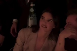 布克看了會后悔嗎？詹娜性感穿著與男性友人親密交談