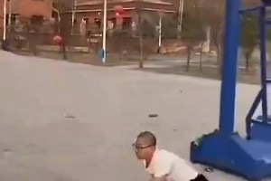 不會(huì)扣就別扣了！這樣摔一下會(huì)痛死吧？??