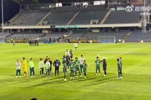 國安遠征球迷賽后怒罵“SB楊立瑜”，楊立瑜鼓掌+豎中指回應！