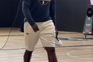 ??哥們兒你誰(shuí)？暴瘦版錫安亮相訓(xùn)練營(yíng) 害擱那秀扣籃??