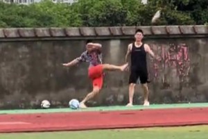 蘇超火爆！江蘇小伙看到足球就忍不住了，網(wǎng)友：本以為是高手??