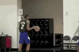 小卡炫耀自己的恐怖大手掌，一旁的保羅估計很羨慕吧