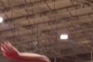 歐錦賽之后真正進(jìn)化了！申京在火箭隊內(nèi)訓(xùn)練中奉獻(xiàn)暴扣+三分！