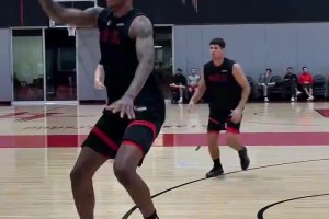 三分威脅！小賈投籃假動作點飛申京，隨后助攻杜蘭特得分