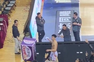 身材太棒了！名場(chǎng)面：林葳賽后送球衣遭球迷瘋搶！