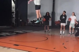 哥們?nèi)诵位鸺?！輕輕一跳俯瞰籃筐了