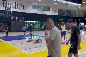 誰(shuí)更準(zhǔn)？范德彪PK拉拉維亞！湖人訓(xùn)練后的投籃練習(xí)