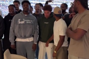 快船全隊(duì)團(tuán)建看橄欖球賽并合影，登哥怎么站最后面，差點(diǎn)都沒看見他??