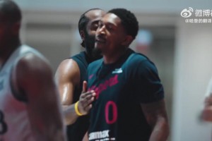 干得漂亮！哈登和比爾訓(xùn)練中擊掌，并拍拍后者的胸脯