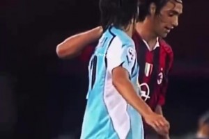 當(dāng)年小因扎吉朝內(nèi)斯塔來(lái)了個(gè)“吻頸之交”，結(jié)果慘遭。。。??