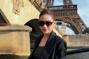 她是綠軍小老板的姐姐何超蓮，而我呢，是超窮??