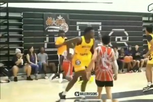 臥槽，這扣籃也太殘暴了，直接把對(duì)手給扣跪了！??