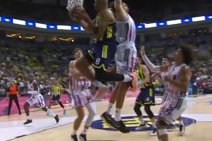 當(dāng)年湖人反籃小王子！才24歲的霍頓-塔克在歐洲簡(jiǎn)直降維打擊啊