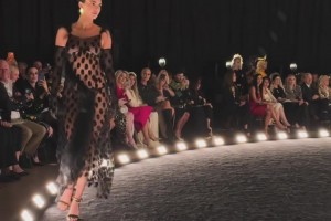 ??肯豆這裙子也太性感了吧！布克現(xiàn)在估計在家拍大腿了！