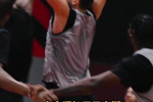 較上勁了哈！申京訓(xùn)練中隔扣亞當(dāng)斯 海王第二天馬上隔扣回來~