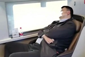 塊頭是大了一點(diǎn)點(diǎn)??姚明坐動(dòng)車，這商務(wù)座感覺快撐不住了