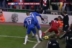 紅藍大戰(zhàn)！博辛瓦怒踹貝納永逃過紅牌！詹?。赫媸请y以想象