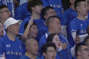 人民有信仰，民族有希望！奏國(guó)歌時(shí)，連云港小球迷行少先隊(duì)隊(duì)禮