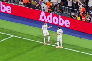 迪亞斯無(wú)私助攻姆巴佩破門(mén)后，姆巴佩模仿迪亞斯慶祝動(dòng)作