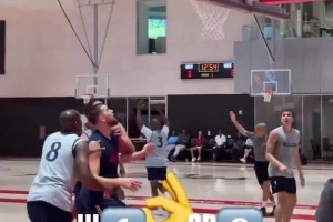 燈泡對飚！哈登隊內(nèi)訓(xùn)練三分顏射保羅，保羅立刻三分回應(yīng)！