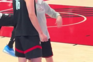 開拓者球迷日，楊瀚森和助教溝通，隨后興奮地開始熱身