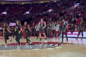 有種老實人豁出去的感覺！楊瀚森終究還是沒逃過背粉色小書包跳舞