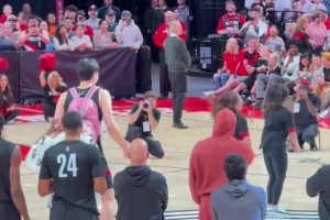 太老實了！楊瀚森全神貫注盯著啦啦隊的動作，并認(rèn)真模仿跳了起來