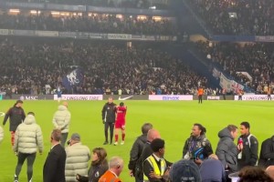 拼盡全力！賽后羅伯遜在工作人員攙扶下，一瘸一拐的離場