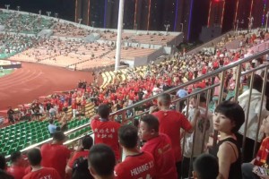 打起來了！廣西平果和重慶銅梁龍球迷爆發(fā)沖突??