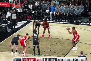 籃網(wǎng)第一場季前賽，曾凡博沒有得到出場機會，坐在板凳席角落處