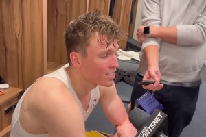 單臂炸裂補(bǔ)扣！克內(nèi)克特盛贊：布朗尼那個(gè)扣籃真是太帥了！