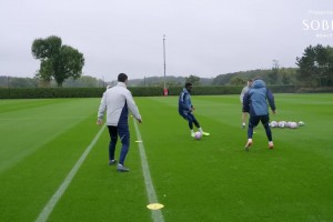 主教練正在熱身？塔子哥參與搶圈訓(xùn)練，傳控精準(zhǔn)不輸球員