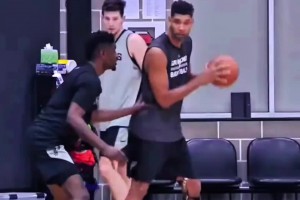 楊毅：說鄧肯歷史第一大前 其實(shí)不算大前是掛前鋒之名行中鋒之實(shí)