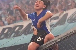 真球迷??！此前阿根廷女球迷爬上鐵網(wǎng)慶祝卻被劃破衣服??