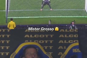 表情亮了！格羅索本不想看罰點球過程，最后還是被迫營業(yè)??