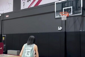 這球走沒走步，這位女博主自己都不知道...