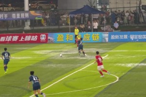 開眼了！贛超賽場(chǎng)奇葩一幕：球員把足球硬生生玩成橄欖球??