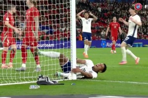 太痛了！沃特金斯包抄空門沒有打進，大腿直接撞到立柱痛苦倒地！