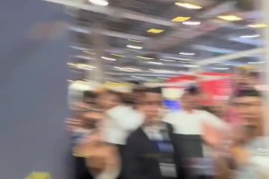 自己玩梗！中國(guó)球迷教杰倫-格林用中文說(shuō)：護(hù)林員，牛逼！