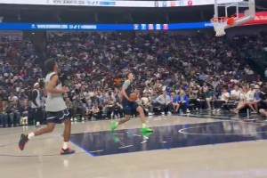 十分輕松??獨(dú)行俠狀元弗拉格表演賽上演單手大風(fēng)車暴扣??