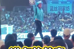《逆行人生》現(xiàn)實版！外賣小哥手舉外賣跑到蘇超第二現(xiàn)場舞臺中央